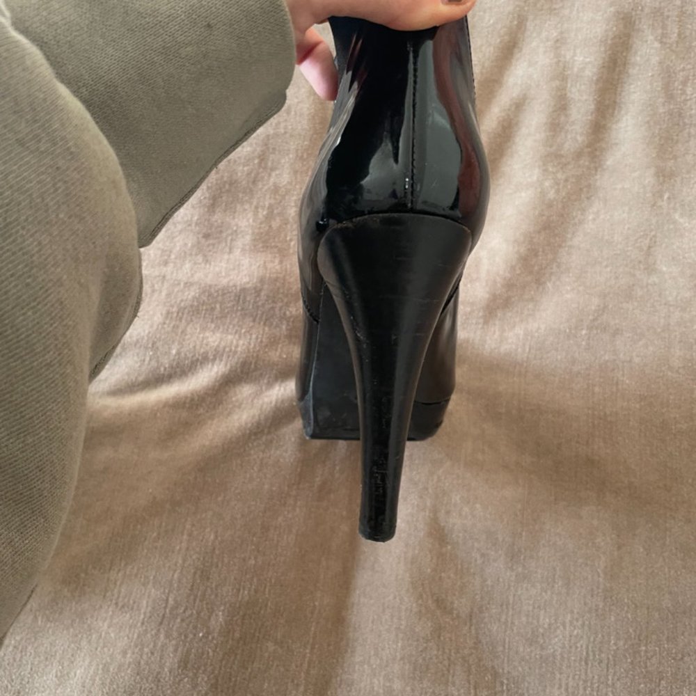 Stuart Weitzman - Picture 2 of 5